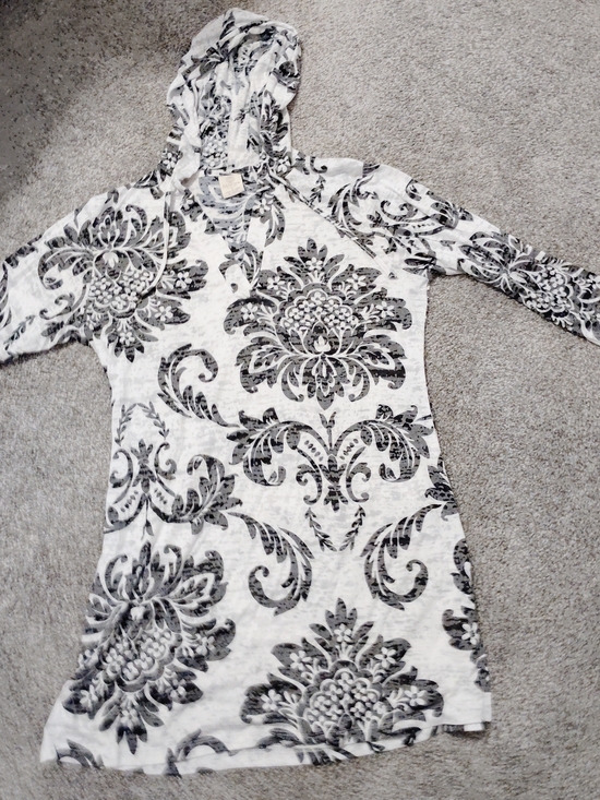 Balance Collection Other - ⭐⭐Balance Collection White and Black Damask Hooded Swim Coverup